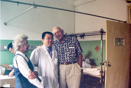牛晓辉教授（左二）与Enneking（右一）在病房合影